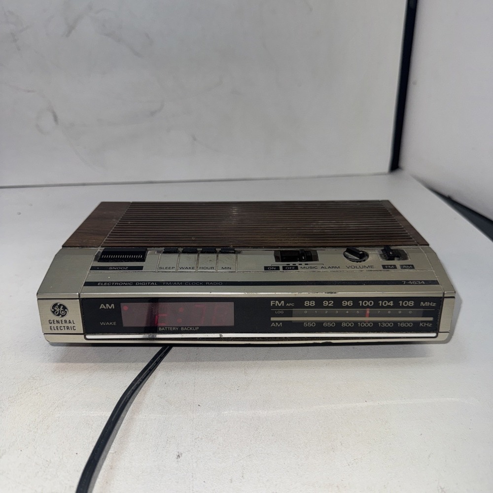 Vintage General Electric GE Digital Alarm Clock Radio Snooze Model 7-4634A